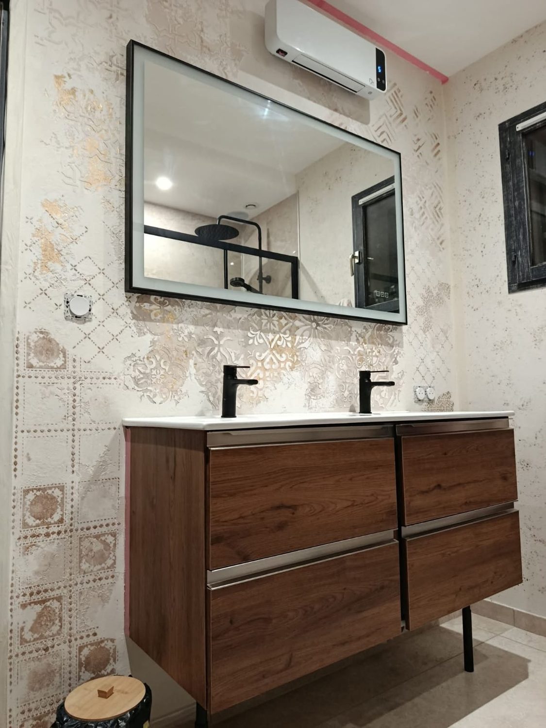 Baño con doble lavabo y frente de microcemento