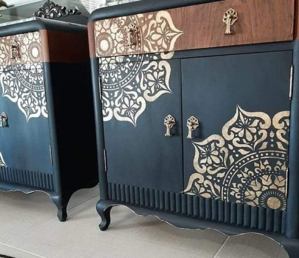 Mueble azul oscuro restaurado con mandalas dorados