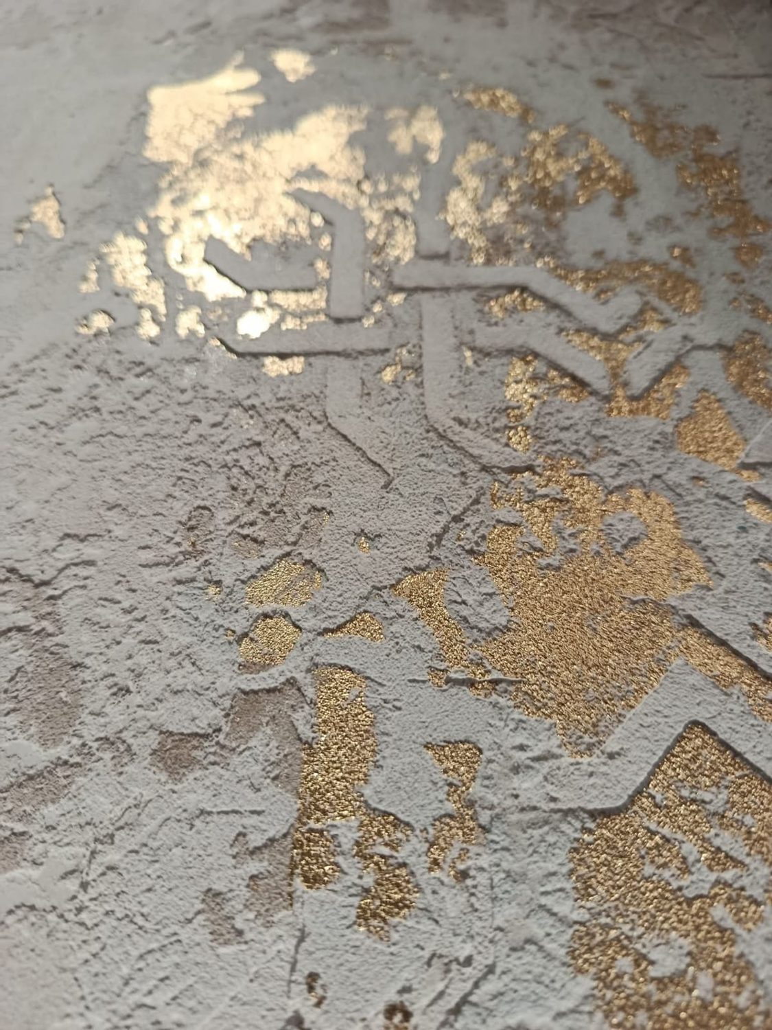 Pared de microcemento en tonos cobre y óxido con mandala