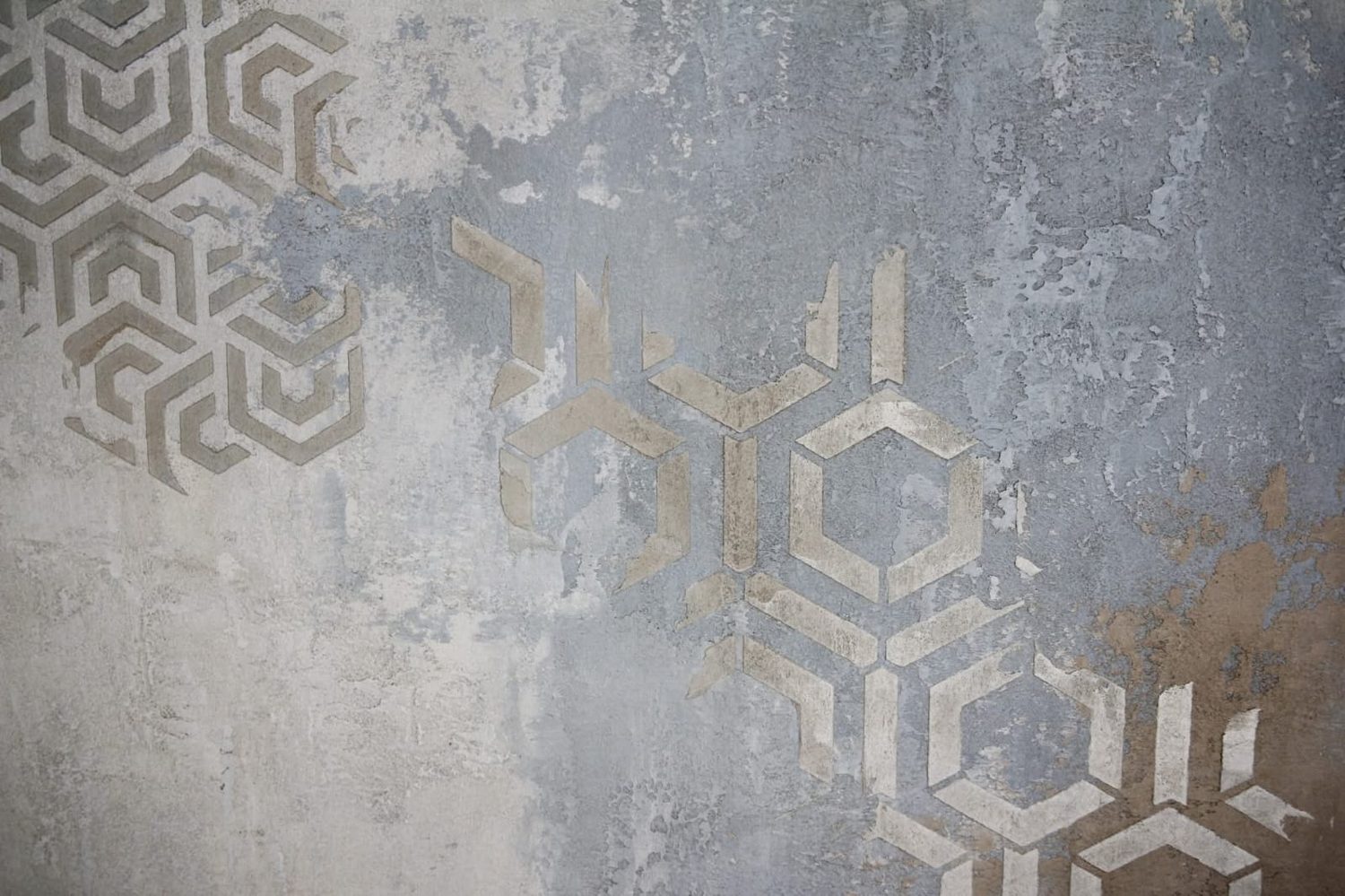 Pared con patrón de hexágonos sobre microcemento gris