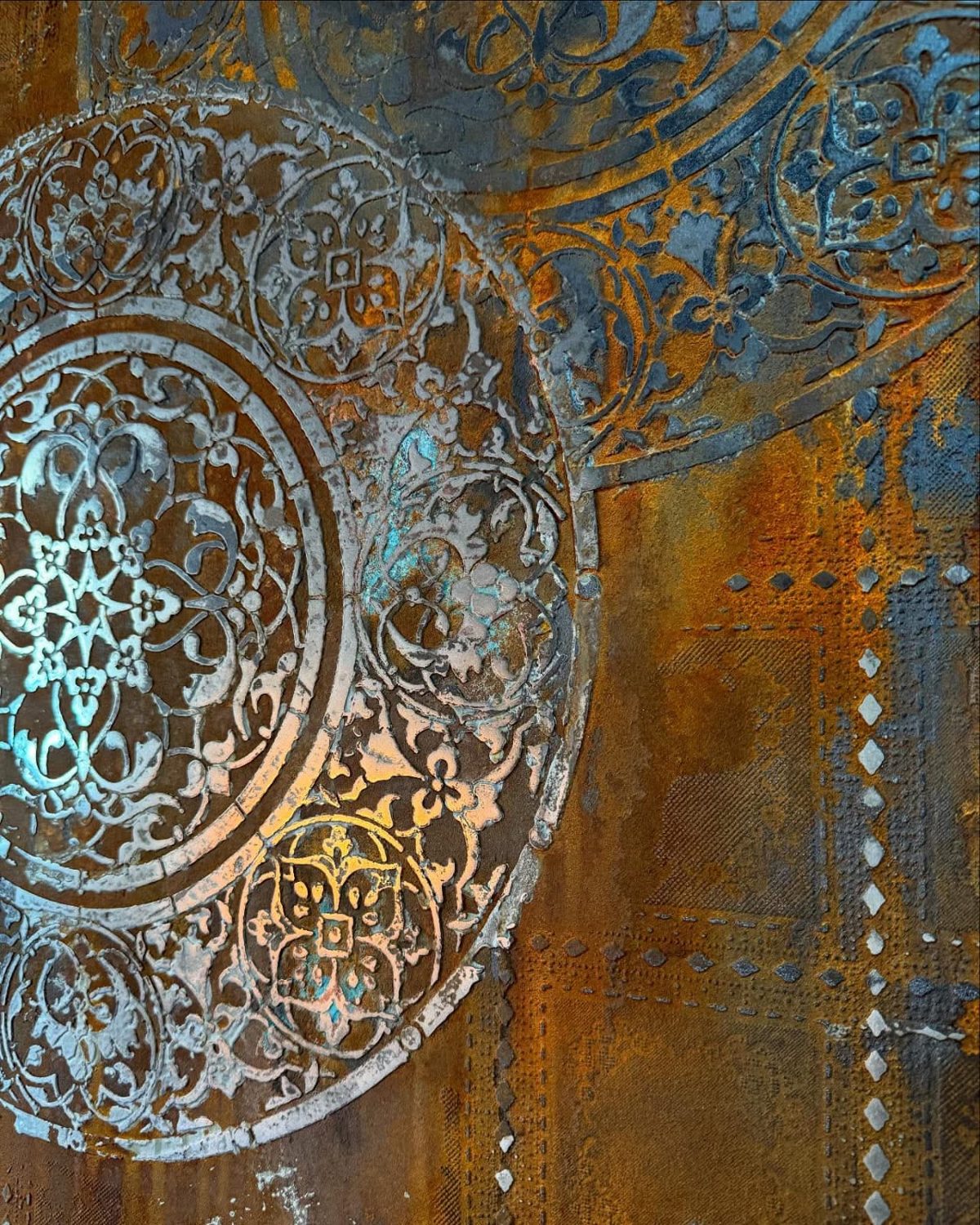 Mandala sobre pared con efecto óxido cálido