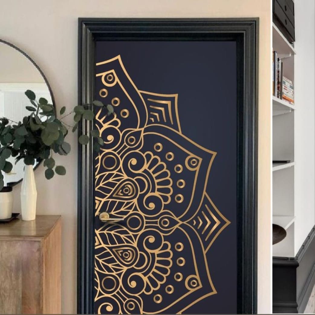 Puerta decorada con mandala dorado