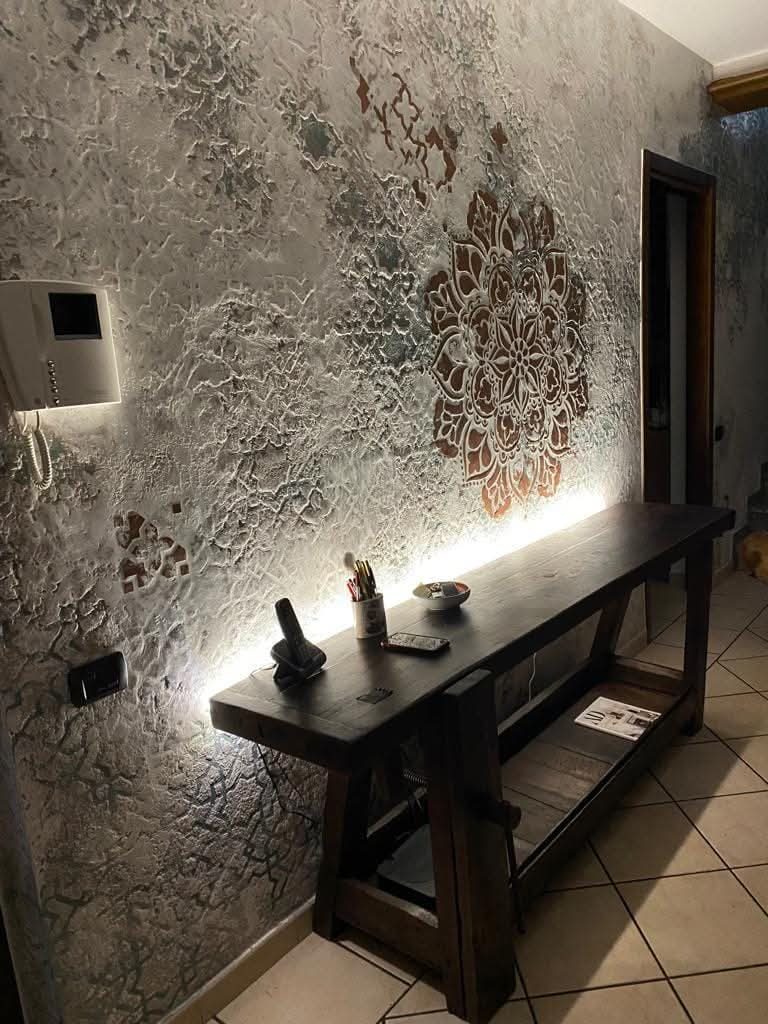 Recibidor con pared texturizada en microcemento